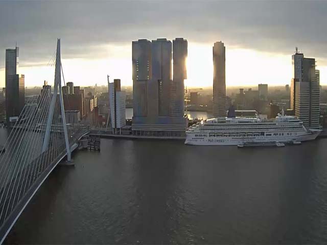 Cruiseschip ms Aurora van P&O aan de Cruise Terminal Rotterdam